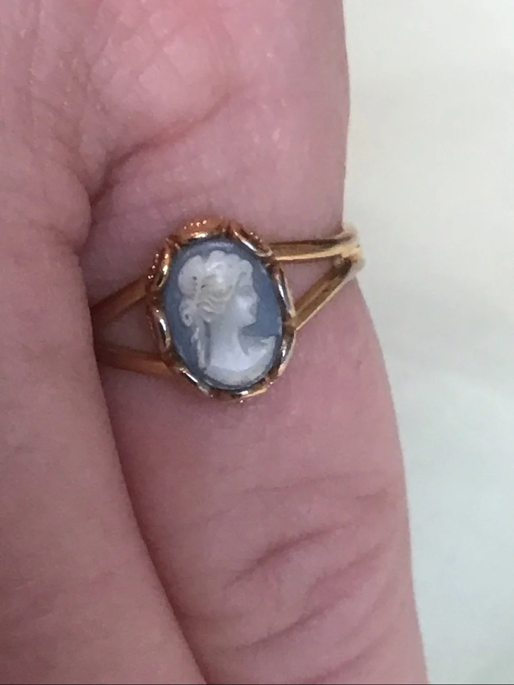 Vintage Avon Victorian Cameo Silhouette Ring, Gold-toned Blue/White, adjustable